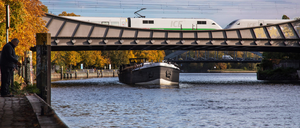 Das Jüdische Theaterschiff unter der ICE-Brücke in Spandau.