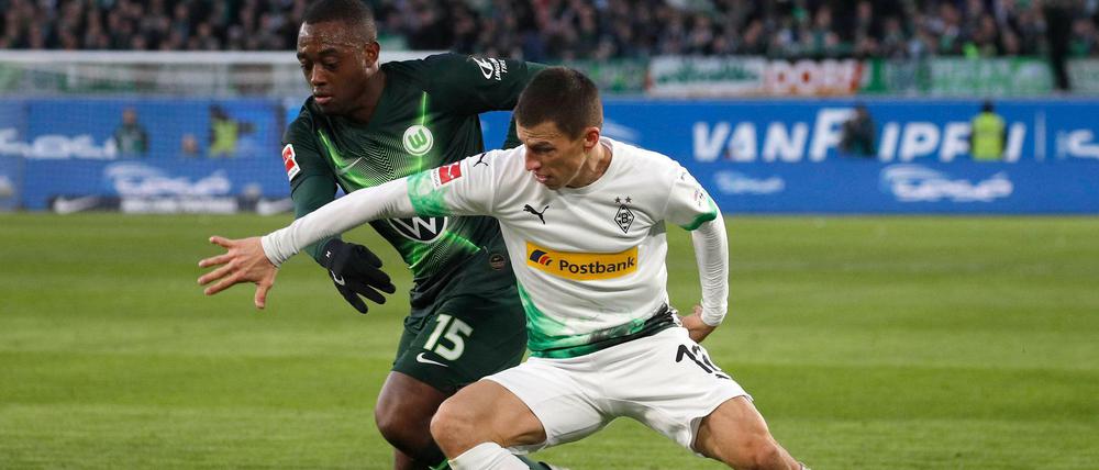 Wolfsburgs Jerome Roussillon (li.) im Zweikampf mit Stefan Lainer. 