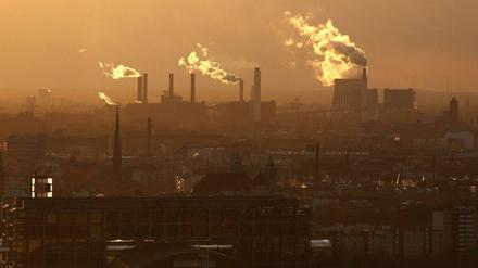 Blick auf das Heizkraftwerk Reuter im Berliner Ortsteil Siemensstadt. bei Sonnenuntergang. 