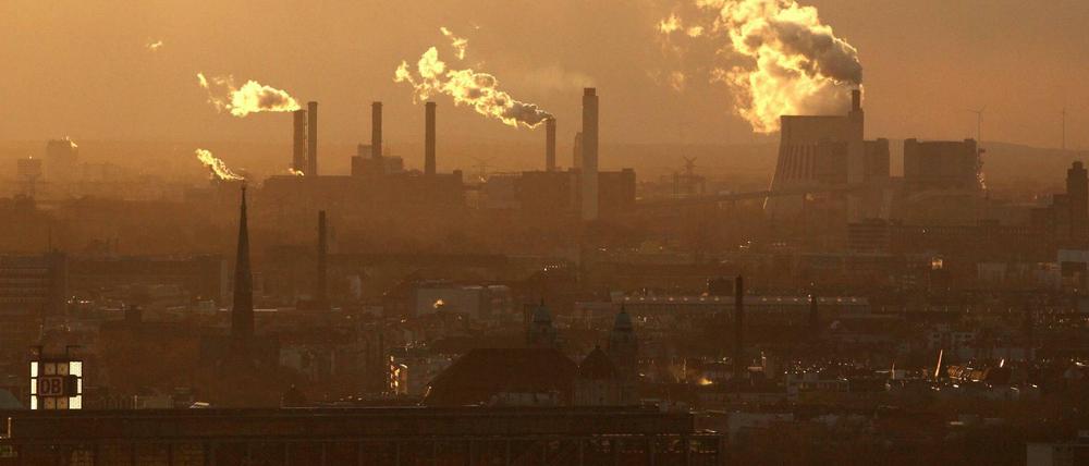 Blick auf das Heizkraftwerk Reuter im Berliner Ortsteil Siemensstadt. bei Sonnenuntergang.