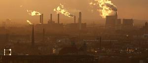 Blick auf das Heizkraftwerk Reuter im Berliner Ortsteil Siemensstadt. bei Sonnenuntergang. 