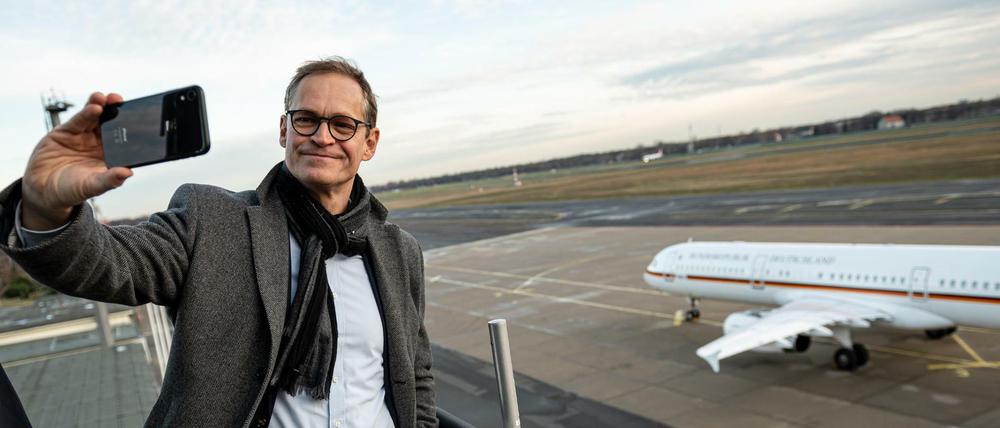 Tolles Reinickendorf: Michael Müller (SPD) macht auf dem Tower auf dem militärischen Teil des Flughafen Tegel ein Selfie. 