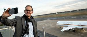 Tolles Reinickendorf: Michael Müller (SPD) macht auf dem Tower auf dem militärischen Teil des Flughafen Tegel ein Selfie. 