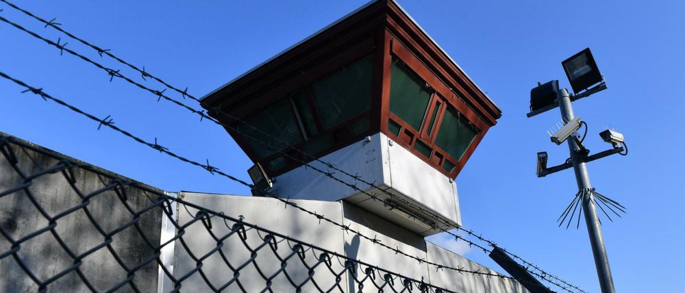 Absperrung zur JVA Tegel. Drogen, so Behrendt, werden vielfach über die Anstaltsmauern geworfen.