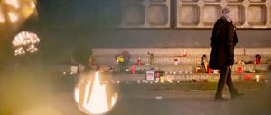 Eine Frau geht auf dem Weihnachtsmarkt am Breitscheidplatz vor dem Mahnmal für die Opfer des Attentats.