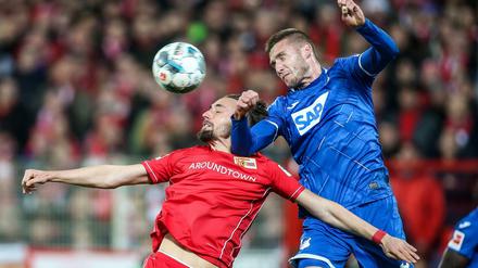 Unions Florian Hübner (li.) im Kopfballduell mit Pavel Kaderabek.