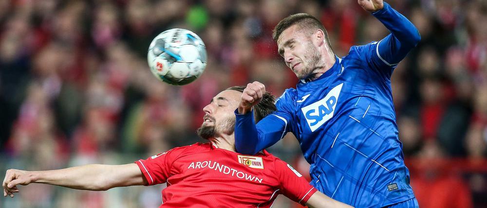 Unions Florian Hübner (li.) im Kopfballduell mit Pavel Kaderabek.