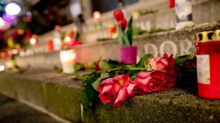 Rosen und Kerzen liegen auf dem Mahnmal für die Opfer des Attentats.