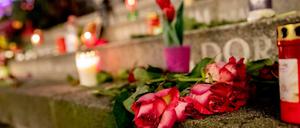 Rosen und Kerzen liegen auf dem Mahnmal für die Opfer des Attentats.
