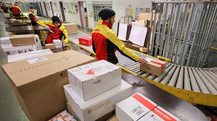 Die Paketmengen sind in der Weihnachtszeit besonders hoch. Versandfristen sollten eingehalten werden. 
