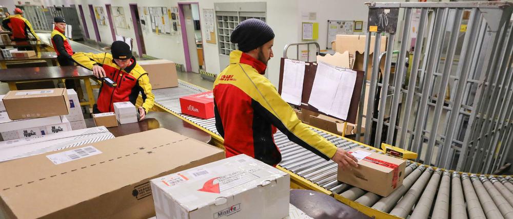 Die Paketmengen sind in der Weihnachtszeit besonders hoch. Versandfristen sollten eingehalten werden. 