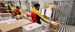 Die Paketmengen sind in der Weihnachtszeit besonders hoch. Versandfristen sollten eingehalten werden. 