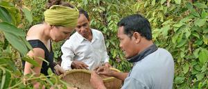 In direktem Kontakt zu Kleinbauern auf den Plantagen: Anja Matthes bei der Qualitätssicherung von Kampot-Pfeffer in Kambodscha.