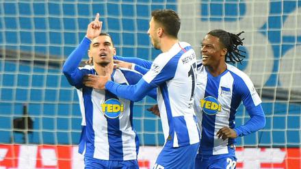 Karim Rekik (links) feiert seinen Treffer zum 1:0 für Hertha.