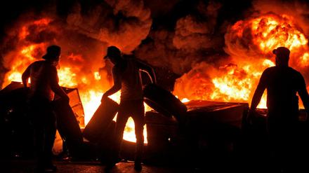 Demonstranten in Sidon, südlich von Beirut, blockieren Straßen, Barrikaden brennen.
