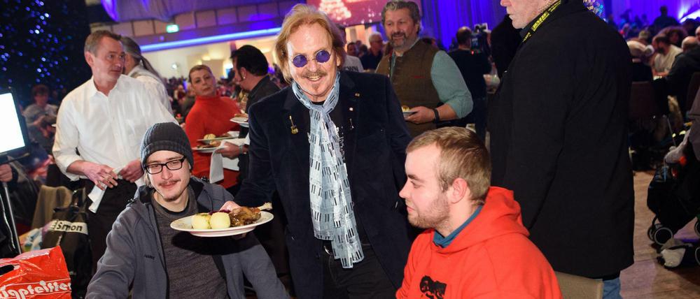 Musiker Frank Zander verteilt Weihnachtsgans an die bedürftigen Gäste.