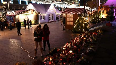 Die ersten Besucher kehren auf den Weihnachtsmarkt zurück, nachdem der Polizeieinsatz beendet wurde.
