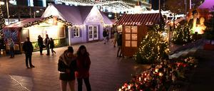 Die ersten Besucher kehren auf den Weihnachtsmarkt zurück, nachdem der Polizeieinsatz beendet wurde.