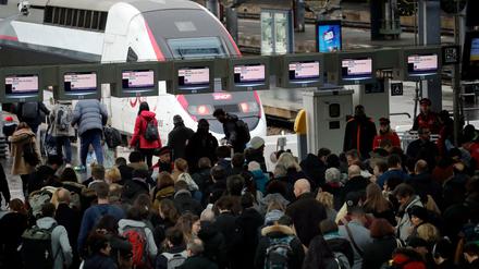 Pendler drängen sich am Bahnhof «Gare de Lyon».