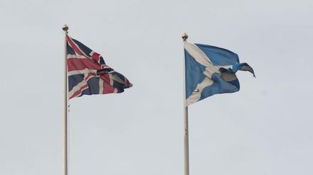 Die schottische Flagge (rechts) soll nach dem Willen der Unabhängigkeitsbefürworter demnächst das Symbol eines eigenständigen Staates sein. 