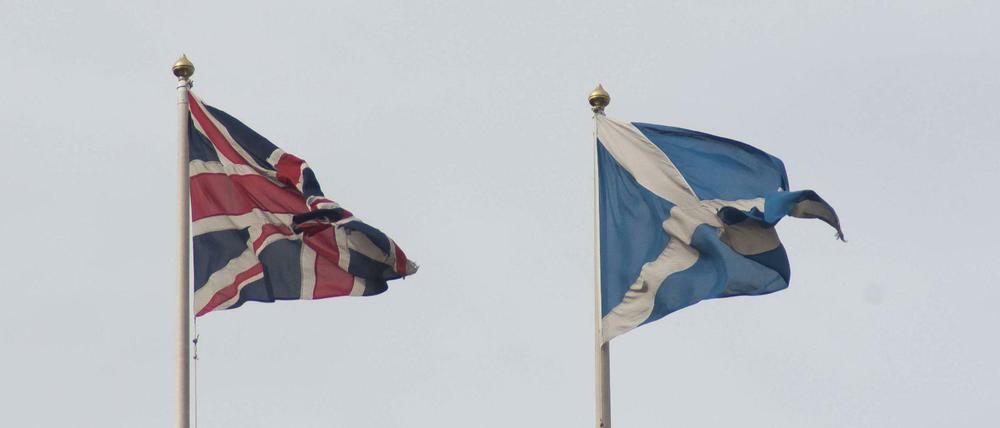 Die schottische Flagge (rechts) soll nach dem Willen der Unabhängigkeitsbefürworter demnächst das Symbol eines eigenständigen Staates sein.
