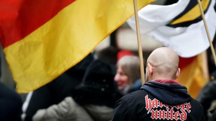 Archiv: Rechte Demonstration mit Deutschlandfahnen in Nordrhein-Westfalen. 