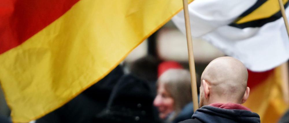 Archiv: Rechte Demonstration mit Deutschlandfahnen in Nordrhein-Westfalen.