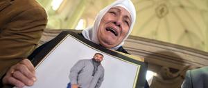 Die Mutter des Mordopfers, Semiya Ö., hält am 04.11.2014 ein Bild ihres getöteten Sohns in ihren Händen.