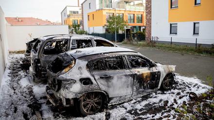 Vier Autos brannten im Oktober auf einem Parkplatz in Lichtenberg aus. 