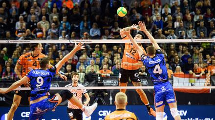 Samuele Tuia (im Angriff) und seine Kollegen von den BR Volleys hatten mächtig Mühe gegen Kemerovo. 