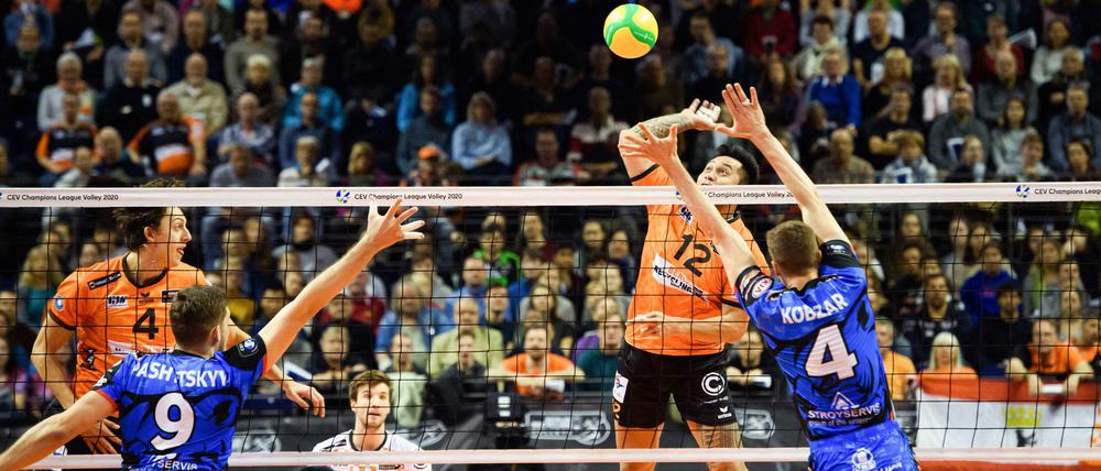 Samuele Tuia (im Angriff) und seine Kollegen von den BR Volleys hatten mächtig Mühe gegen Kemerovo.