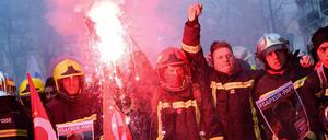 Französische Feuerwehrmänner demonstrieren in Paris.