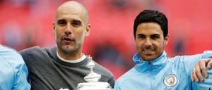 Champions. Zusammen mit Chefcoach Pep Guardiola (r.) holte Mikel Arteta auch den FA-Cup zu Manchester City. denpose with the trophy as they celebrates after winning the FA Cup Action Images via Reuters/