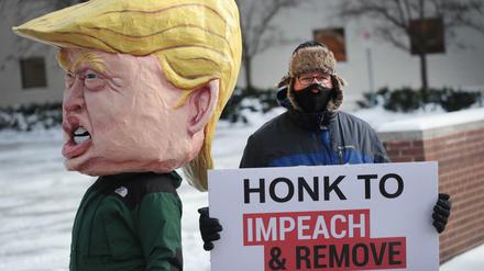 Kampf um die öffentliche Meinung. Wer für Trumps Impeachment ist, soll hupen, hier im Swing States Michigan.