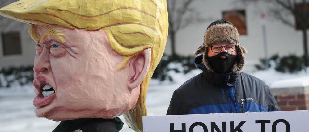 Kampf um die öffentliche Meinung. Wer für Trumps Impeachment ist, soll hupen, hier im Swing States Michigan.