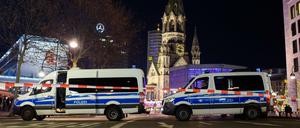 Nach Hinweisen auf einen möglicherweise verdächtigen Gegenstand hat die Polizei am Samstagabend den Berliner Weihnachtsmarkt an der Gedächtniskirche geräumt.