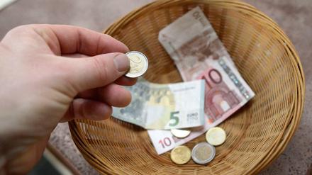 Diejenigen, die spenden tun das häufiger und geben größere Summen. Dabei ist der typische Spender über 70 Jahre alt.