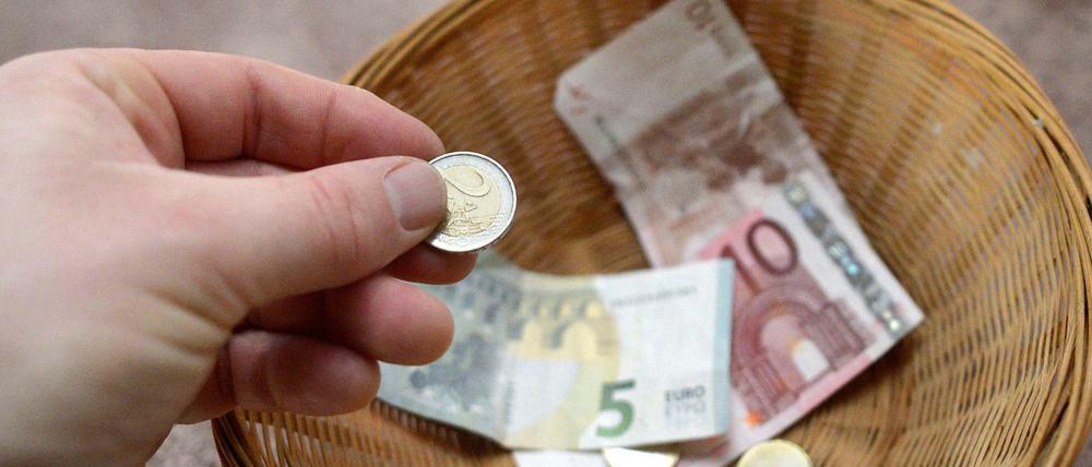 Diejenigen, die spenden tun das häufiger und geben größere Summen. Dabei ist der typische Spender über 70 Jahre alt.