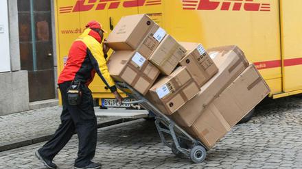 Ein DHL-Paketbote in der Vorweihnachtszeit in Freiburg. 