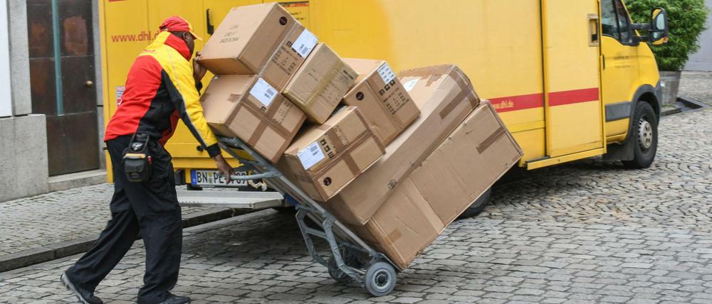 Ein DHL-Paketbote in der Vorweihnachtszeit in Freiburg. 
