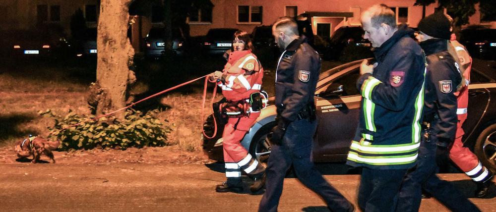 Polizisten, Feuerwehr und die Rettungshundestaffel der Johanniter suchten nach dem vermissten Mädchen (Archivbild).