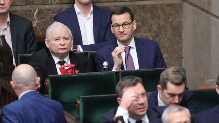 Jaroslaw Kaczynski Vorsitzender der PiS-Partei, und Mateusz Morawiecki, Premierminister von Polen, nehmen an der Debatte im Parlament zu einem neuen Gesetzesentwurf teil. Trotz internationaler Proteste hat das Parlament ein Gesetz verabschiedet, das die Möglichkeiten zur Disziplinierung von Richtern erweitert. 