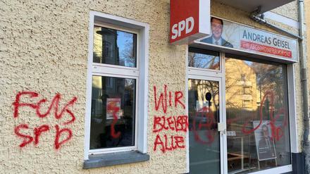 Das beschmierte Wahlkreisbüro von Innensenator Andreas Geisel