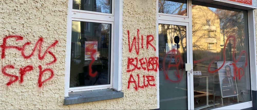Das beschmierte Wahlkreisbüro von Innensenator Andreas Geisel