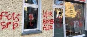 Das beschmierte Wahlkreisbüro von Innensenator Andreas Geisel