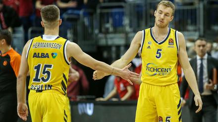 Wieder nichts. Wie schon zuletzt gegen Bayern verlieren Martin Hermannsson (l.) und Niels Giffey auch das Euroleague-Spiel gegen Villeurbanne.