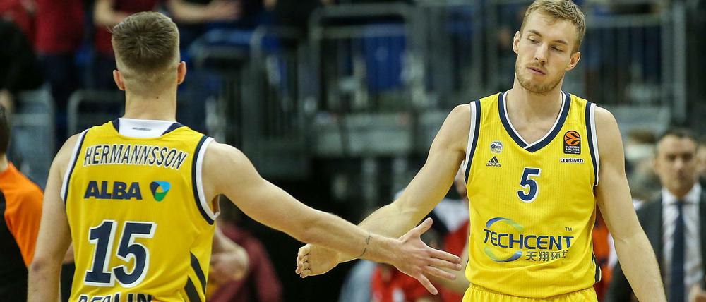 Wieder nichts. Wie schon zuletzt gegen Bayern verlieren Martin Hermannsson (l.) und Niels Giffey auch das Euroleague-Spiel gegen Villeurbanne.