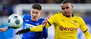 Sieger und Verlierer. Hoffenheims Andrej Kramaric (l.) schießt seine Elf zum 2:1-Erfolg, Dortmunds Manuel Akanji geht leer aus.
