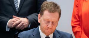 Michael Kretschmer (CDU), Ministerpräsident von Sachsen, unterzeichnet den Koalitionsvertrag zwischen CDU, Grünen und SPD.