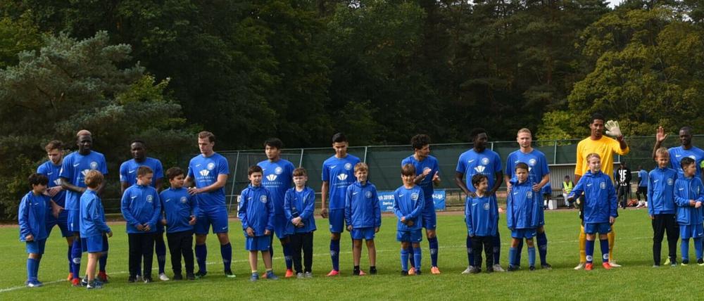 Die Junioren des TuS Makkabi sind auch als Einlaufkinder bei der Männermannschaft dabei.